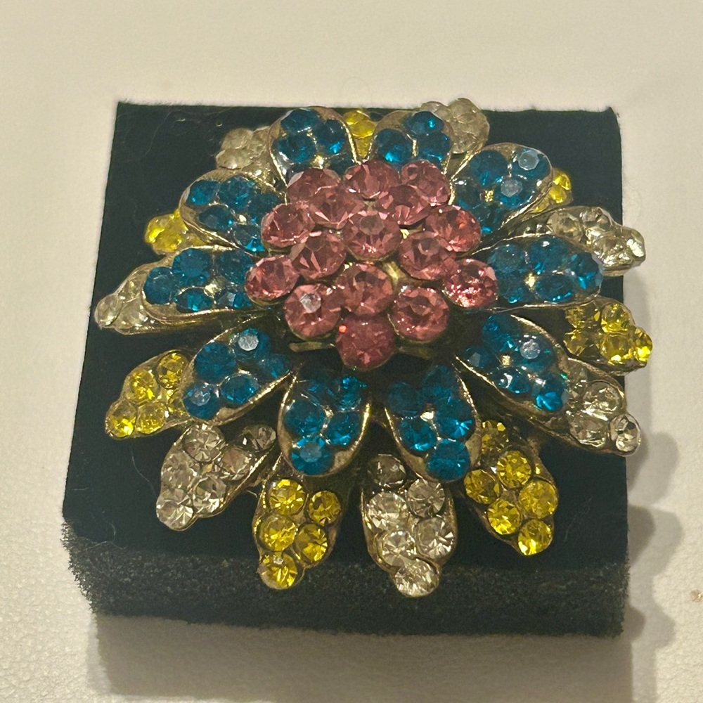HUGE Vintage Rhinestone Flower RING! Multicolor fun! Looks like a Brooch